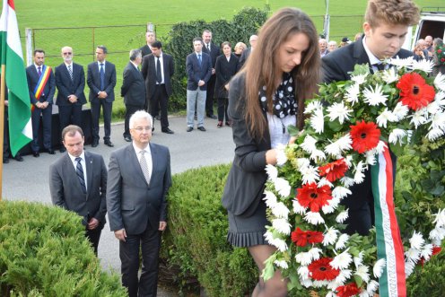 Semjén Zsolt nemzetpolitikáért felelős miniszterelnök-helyettes és Wetzel Tamás nemzetpolitikáért felelős helyettes államtitkár koszorúz az aradi vértanúk emléknapján Aradon Fotó: Váli Miklós