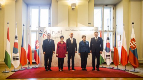 Orbán Viktor magyar (b), Bohuslav Sobotka cseh (k), Beata Szydlo lengyel (j2) és Robert Fico szlovák kormányfő (j), a visegrádi országok miniszterelnökei, valamint Pak Gun Hje dél-koreai államfő Fotó: Szecsődi Balázs/Miniszterelnöki Sajtóiroda