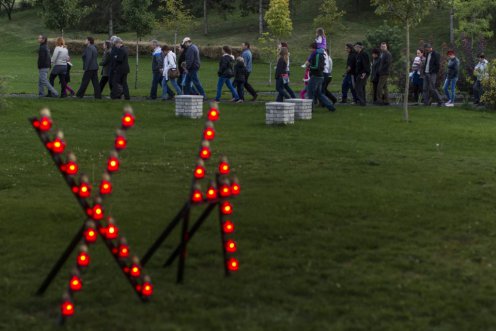 A vörösiszap-katasztrófa ötödik évfordulójának dátumára emlékeztető installáció Kolontáron Fotó: Szigetváry Zsolt/MTI