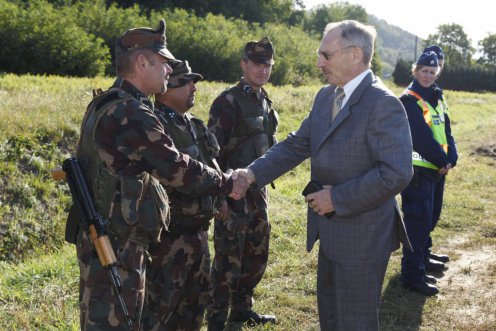 Pintér Sándor belügyminiszter magyar katonákat üdvözöl a Vesna Györkös Znidar szlovén belügyminiszterrel folytatott megbeszélése előtt a magyar-szlovén határon, a Tornyiszentmiklós-Pince határátkelő magyar oldalán Fotó: Varga György/MTI