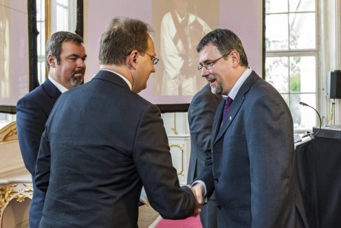 Komolay Szabolcs, Debrecen Megyei Jogú Város kulturális alpolgármestere átveszi Hoppál Pétertől, az Emberi Erőforrások Minisztériumának kultúráért felelős államtitkárától a debreceni betlehemes találkozók hagyományörökítési gyakorlatáért a Szellemi Kulturális Örökség Nemzeti Jegyzékére felkerülésről szóló igazoló elismerést. Fotó: Szigetváry Zsolt/MTI