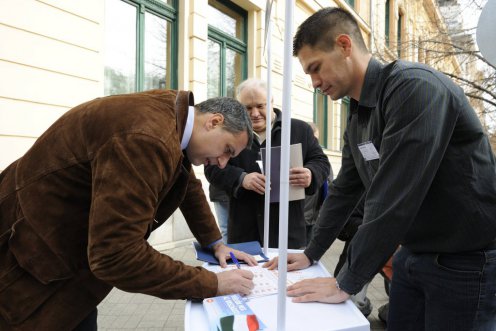 Lázár János Miniszterelnökséget vezető miniszter aláírja a kötelező betelepítési kvóta elleni, Védjük meg az országot! című petíciót Hódmezővásárhelyen Fotó: Kelemen Zoltán Gergely/MTI