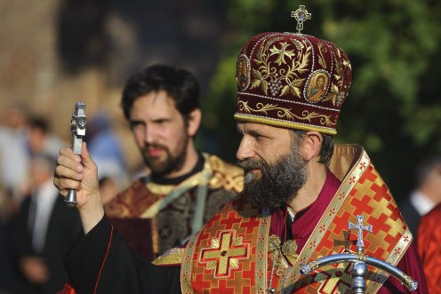 Kocsis Fülöp megáldja a híveket beiktatása után. Fotó: Czeglédi Zsolt, MTI