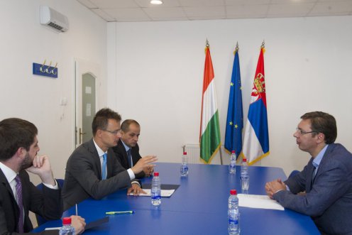 Minister of Foreign Affairs and Trade Péter Szijjártó (middle left) and Serbian Prime Minister Aleksandar Vucic (right) holding talks in Zenta. - Photo: Zsolt Burger