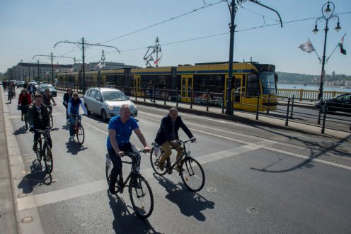 A kerékpárverseny célja, hogy a visegrádi négyek - Csehország, Lengyelország, Magyarország és Szlovákia - idén 25 éves együttműködését közelebb hozza az emberekhez. Fotó: Kovács Márton/KKM