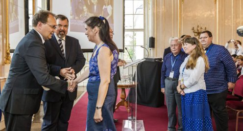 Méri Edina néprajzkutató átveszi Hoppál Pétertől, az Emberi Erőforrások Minisztériumának kultúráért felelős államtitkárától és L. Simon László, a Miniszterelnökség parlamenti államtitkárától a magyarországi kékfestés hagyományának ápolásáért a Szellemi Kulturális Örökség Nemzeti Jegyzékére felkerülésről szóló igazoló elismerést. Fotó: Szigetváry Zsolt/MTI