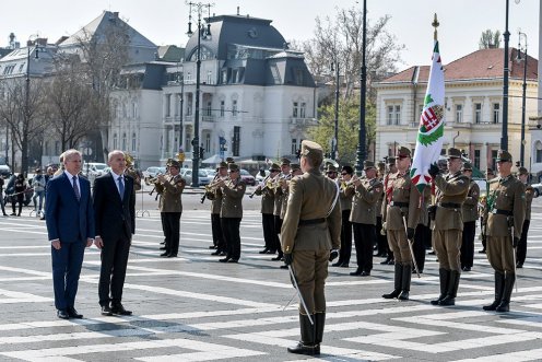 Fotó: Rácz Tünde és Szabó Lajos zászlós