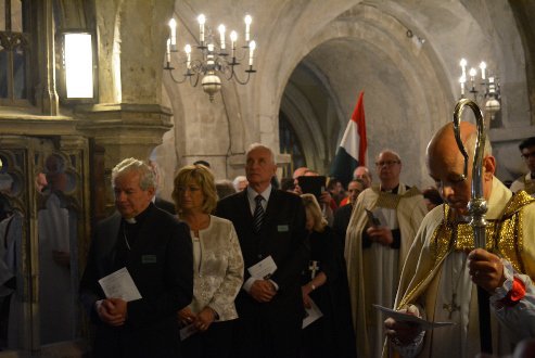 Kiss-Rigó László szeged-csanádi katolikus püspök, Romanek Etelka esztergomi polgármester,  Mikola István álllamtitkár Trevor Wilmott doveri anglikán püspök (j.) a Becket Szent Tamás-zarándoklaton a canterburyi székesegyházban Fotó: Magyarország londoni nagykövetsége