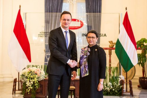 Minister of Foreign Affairs and Trade Péter Szijjártó (left) shakes hands with Indonesian Minister of Foreign Affairs Retno Marsudi prior to their meeting in Jakarta Photo: Balázs Szecsődi/Prime Minister’s Press Office