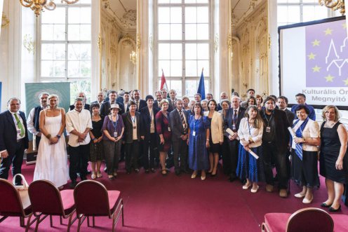 Csoportkép a Kulturális Örökség Napjai 2015 rendezvény megnyitóján a Szellemi Kulturális Örökség Nemzeti Jegyzékére felkerült igazoló elismerések átvevőivel a Gödöllői Királyi Kastély dísztermében 2015. szeptember 18-án. Fotó: Szigetváry Zsolt/MTI