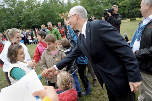 Balog Zoltán díjat ad át - Fotó: Bartos Gyula/EMMI