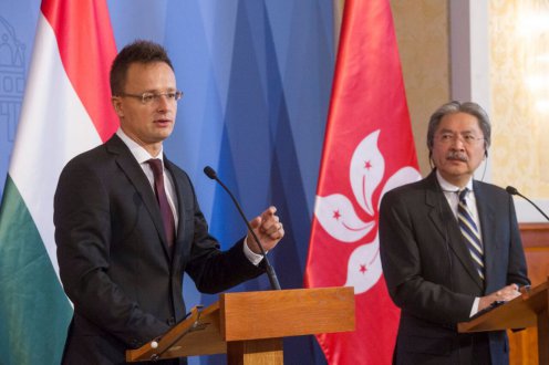 A magyar-hongkongi együttműködés a keleti nyitás fontos eleme - Szijjártó Péter és John Tsang - Fotó: Burger Zsolt / KKM