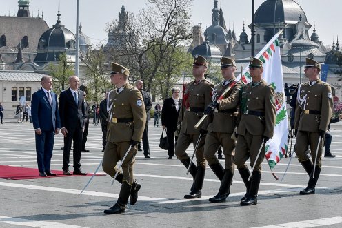 Fotó: Rácz Tünde és Szabó Lajos zászlós