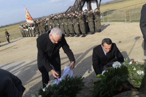 Balog Zoltán és Christian Kern koszorúz az 1956-os forradalom és szabadságharc 60. évfordulóján tartott megemlékezésen a burgenlandi Andauban a nemzeti gyásznapon Fotó: Bartos Gyula/EMMI