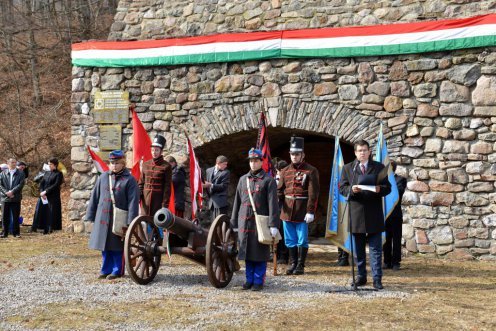 Seszták Miklós beszédet mond a székelyföldi Bodvajon. Mögötte a vashámor, ahol Gábor Áron tüzér őrnagy öntötte ágyúit az 1848-49-es szabadságharc csatáihoz. Fotó: Kátai Edit, MTI