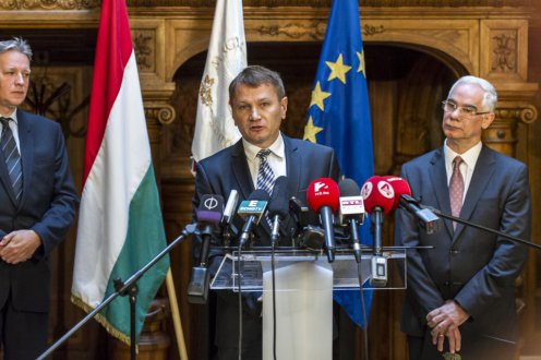 The previous Minister of State, Gábor Zombor, the new Minister of State, Zoltán Ónodi-Szűcs and the Minister of Human Capacities Zoltán Balog Photo: Károly Árvai