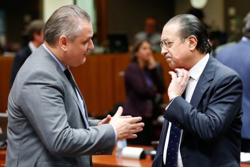 Takács Szabolcs európai uniós ügyekért felelős államtitkár (b) és spanyol partnere Fernando Eguidazu az EU-tagországok uniós ügyekben illetékes minisztereinek találkozóján Brüsszelben 2016. február 16-án Fotó: Laurent Dubrule/MTI
