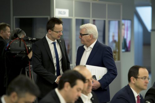 Szijjártó Péter külgazdasági és külügyminiszter Frank-Walter Steinmeier német külügyminiszterrel beszélget. Fotó: Kovács Márton/KKM