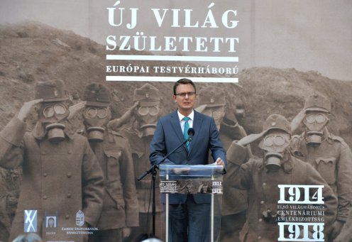 Rétvári Bence, az Emberi Erőforrások Minisztériumának parlamenti államtitkára beszédet mond az Új világ született - Európai testvérháború című, az első világháborúra emlékező kiállítás megnyitóján a Várkert Bazárban. MTI Fotó: Máthé Zoltán 