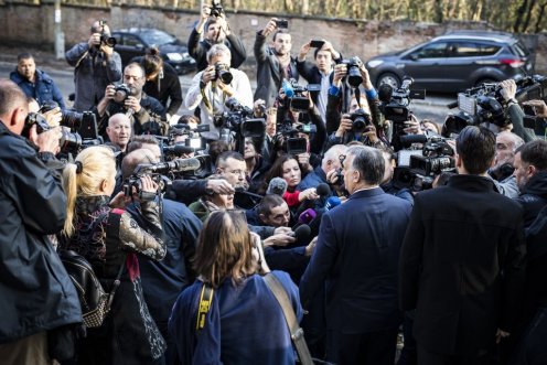 Orbán Viktor miniszterelnök újságíróknak nyilatkozik, miután leadta szavazatát a XII. kerületi Zugligeti Általános Iskolában az országgyűlési képviselő-választáson Fotó: Szecsődi Balázs