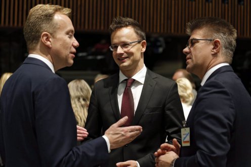 Borge Brende norvég külügyminiszter, Szijjártó Péter és Gunnar Bragi Sveinsson izlandi külügyminiszter Luxembourgban Fotó: Julien Warnand/EPA, MTI