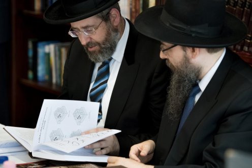 David Lau, Izrael állam főrabbija (b) és Oberlander Baruch, a Budapesti Ortodox Rabbinátus és a Chabad Lubavics mozgalom vezetője Fotó: Koszticsák Szilárd/MTI