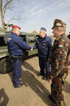 Halmosi Zsolt rendőr vezérőrnagy és Benkő Tibor vezérkari főnök (j) egy rendőrrel beszélget a szerb-magyar határnál Fotó: Kelemen Zoltán Gergely/MTI