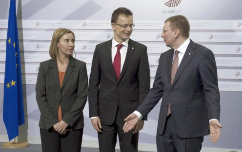 Szijjártó Péter külgazdasági és külügyminiszter (k), Federica Mogherini, az Európai Unió kül- és biztonságpolitikai főképviselője (b), Edgars Rinkevics lett külügyminiszter (j) Fotó: KKM