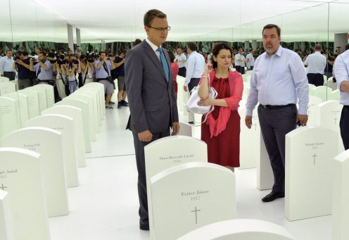 Rétvári Bence, az EMMI parlamenti államtitkára és L. Simon László, a Miniszterelnökség parlamenti államtitkára. MTI Fotó: Máthé Zoltán