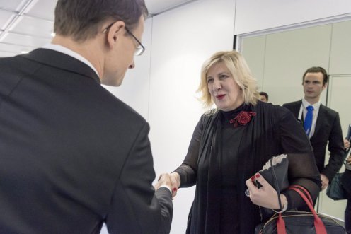 Szijjártó Péter és Dunja Mijatovic, az EBESZ sajtószabadság-képviselője kezet fog Bázelben. Fotó: Kovács Márton