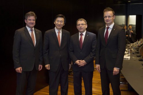 Miroslav Lajcák, Szlovákia, Jun Bjung Sze, Dél-Korea, Lubomir Zaoralek Csehország külügyminisztere és Szijjártó Péter külgazdasági és külügyminiszter (b-j) az Ázsia-Európa Találkozó (ASEM) külügyminiszteri szintű tanácskozásán Luxembourgban Fotó: Kovács Márton/KKM