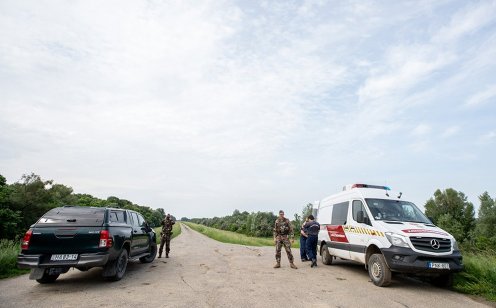 A Magyar Honvédség katonái és a katasztrófavédelem munkatársai határőrizeti feladatot látnak el Röszkénél június 1-jén. Fotó: MTI/Rosta Tibor