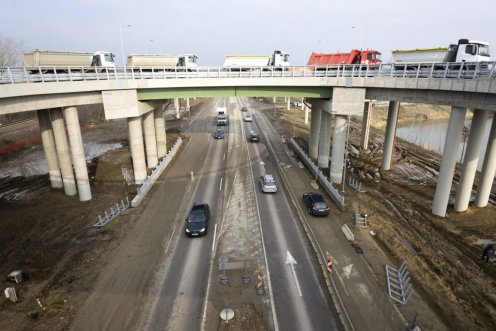 Megrakodott teherautók a 47-es főút hódmezővásárhelyi elkerülő útjának végcsomópontján épült kopáncsi körhíd próbaterhelésén Fotó: Kelemen Zoltán Gergely/MTI