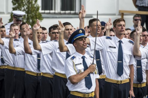 A rendészettudományi karról idén 162 tiszt kerül a rendőrséghez, akik bűnügyi nyomozó, gazdaságvédelmi nyomozó, igazgatásrendészeti, közlekedésrendészeti, közrendvédelmi és határrendészeti szakirányokon végeztek Fotó: Árvai Károly/kormany.hu