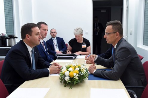 Szijjártó Péter és Steven Ciobo ausztrál kereskedelmi, turisztikai és befektetési miniszter (b) az OECD miniszteri értekezletén Párizsban Fotó: KKM