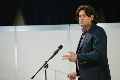 Deutsch Tamás, az InternetKon előkészítéséért és lebonyolításáért felelős miniszterelnöki biztos előadást tart az Internet Hungary konferencián Fotó: Sebestyén Gábor/NMHH