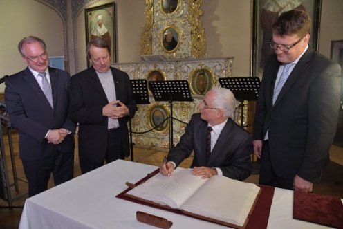 Balog Zoltán beír Wittenberg város vendégkönyvébe. Mellette Reiner Haseloff, Szász-Anhalt tartomány miniszterelnöke, Gáncs Péter evangélikus püspök és Torsten Zugehör, Wittenberg főpolgármestere. Fotó: Bartos Gyula