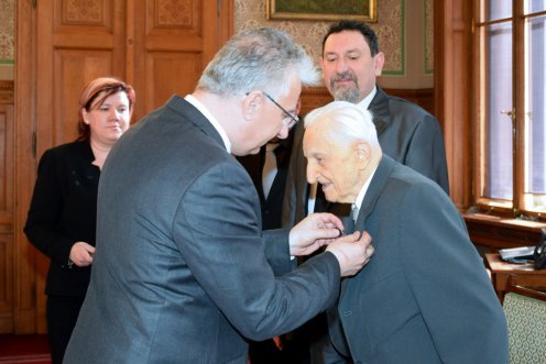 Semjén Zsolt a Magyar Arany Érdemkereszt kitüntetést nyújtotta át Dr. Bernáth Zoltán jogtudósnak Fotó: Váli Miklós