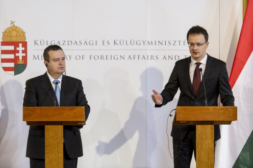 Szijjártó Péter külgazdasági és külügyminiszter és szerb hivatali partnere, Ivica Dacic megbeszélésüket követően sajtótájékoztatót tartanak a Külgazdasági és Külügyminisztériumban. Fotó: Árvai Károly