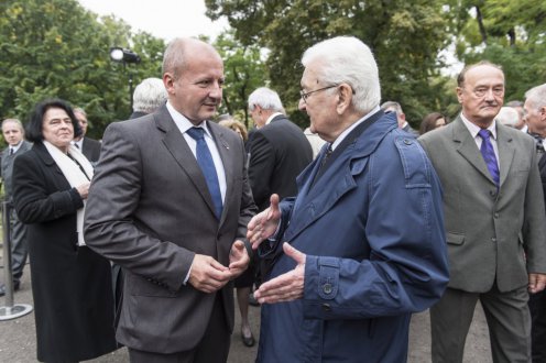 Simicskó István és Boross Péter a Batthyány-mauzóleumnál tartott megemlékezésen, az aradi vértanúk emléknapján Fotó: Árvai Károly/Miniszterelnökség