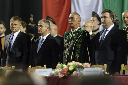 Ónodi-Szűcs Zoltán egészségügyért felelős államtitkár, Kósa Lajos, a Fidesz parlamenti frakcióvezetője, Szilvássy Zoltán rektor és Palkovics László oktatásért felelős államtitkár Fotó: Czeglédi Zsolt/MTI