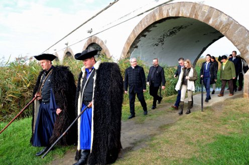 A nap során több tánccsoport is bemutatkozott a kilenclyukú híd mellett felállított színpadon Fotó: Francz Ilona