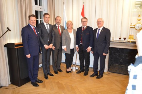 balról jobbra: Andreas Otto Weber, a Keleti Németek Házának igazgatója; Tordai-Lejkó Gábor, Magyarország müncheni főkonzulja; Bernd Fabritius, a németországi szövetségi kormány kitelepülőkért és nemzeti kisebbségekért felelős megbízottja; Sylvia Stierstorfer, a bajor kormány kitelepülőkért és elűzöttekért felelős biztosa; Josef Zellmeier, a CSU Elűzöttekért , Kitelepülőkért és Partneri Kapcsolatokért Felelős Munkacsoportjának elnöke; Ritter Imre, a magyarországi németek országgyűlési képviselője