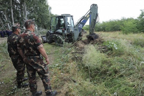 Egy munkagép az ideiglenes műszaki határzár építésének előkészítéseként földmunkákat végez a magyar-szerb határon, Mórahalom közelében. Fotó: Kelemen Zoltán Gergely, MTI