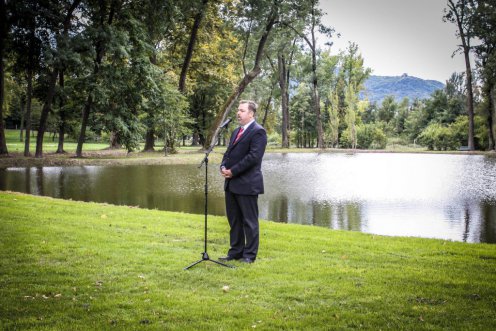 L. Simon László mond beszédet az Erdődy-kastély park átadásán Fotó: Ruzsa István/MTI