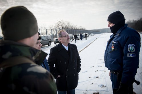 A szemle során megnéztek egy új típusú kerítésrendszert, amelynek a felállításáról a kormánynak kell döntenie Fotó: Botár Gergely/kormany.hu