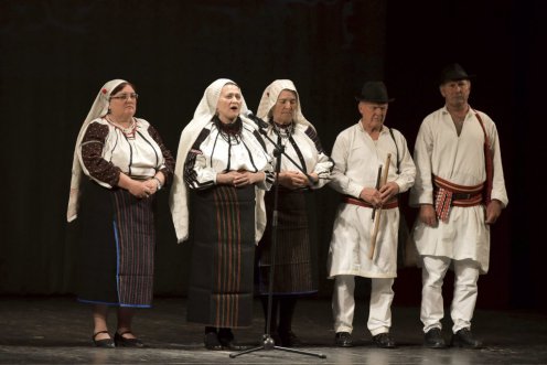 Moldvai hagyományőrzők köszöntik fel Kallós Zoltánt Fotó: Biró István/MTI