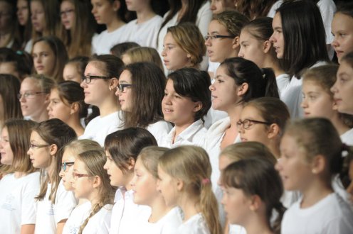 Gyermekek előadása az SOS Gyermekfalu átadó ünnepségén Fotó: Bartos Gyula/MTI