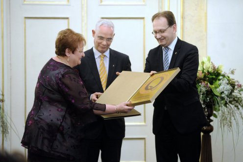 Ramháb Mária igazgató (b) a Bács-Kiskun Megyei Katona József Könyvtár nevében átveszi a Könyvtári Minőségi Díjat Balog Zoltán minisztertől. Fotó: Bartos Gyula/EMMI